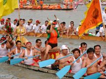 美女打鼓 英雄出力