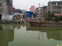 造桥遗留的“泥”垃圾...