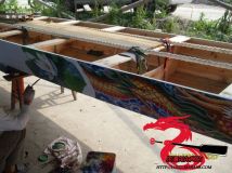 5-25画师在给石马龙舟画龙