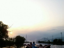 130514象阳荷盛青年龙舟队 融进夕阳美景