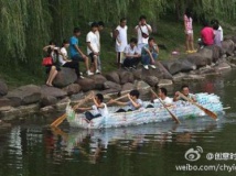 矿泉水瓶子做的龙舟。转