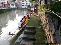 龙舟划好了  喝茶消遣