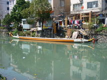 在阳光明媚下的后所龙舟