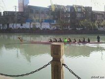 帮巴非特同学上传街拍龙舟两张。