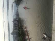 白象桥下河道小龙舟训练中