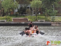 723中心公园里两条龙舟在暴雨中挥桨
