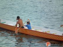 小朋友划龙舟,动作摆起来很有型,深得乃父真传