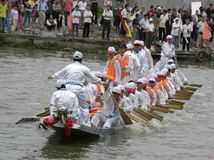 洪殿左一百晓周正