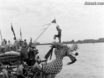 1948年，上海。端午节比赛划龙舟。